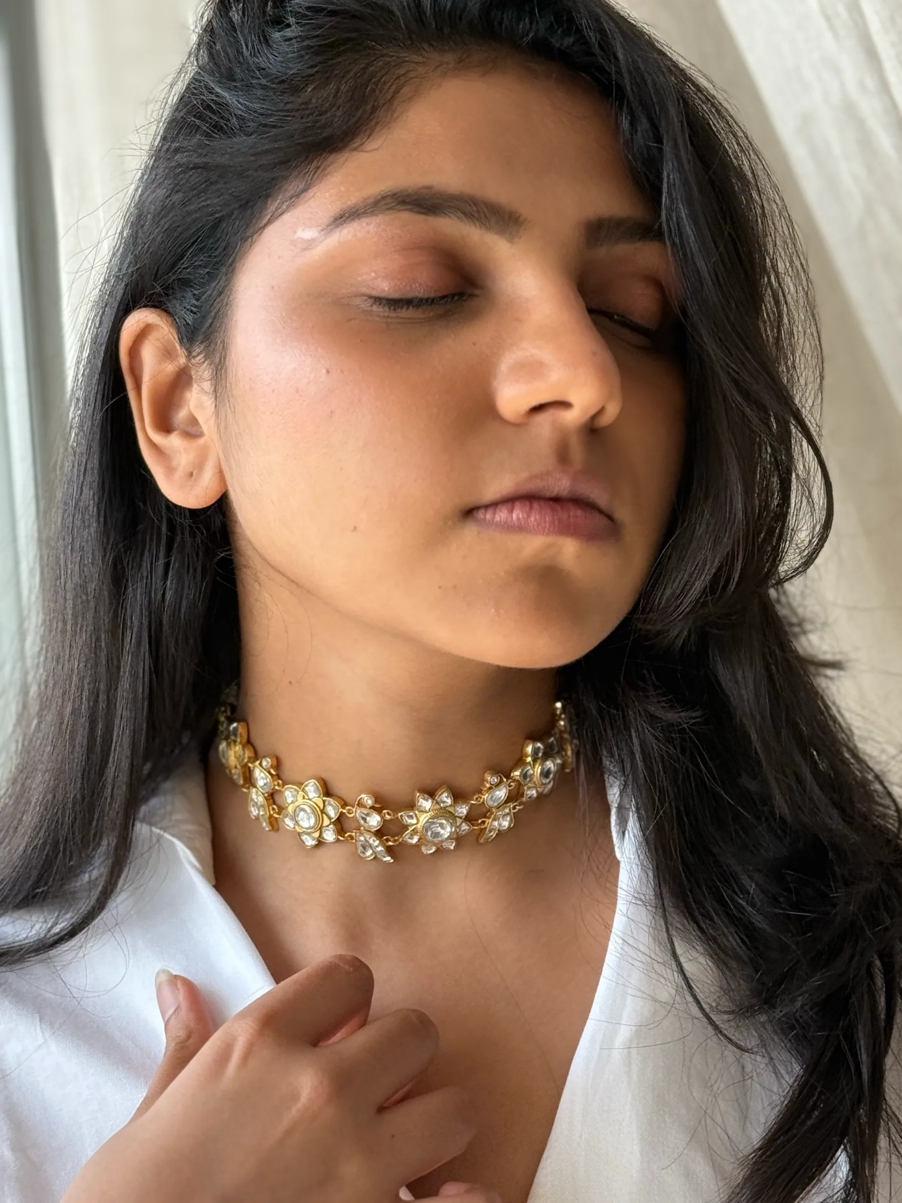 Gul Choker Set – worn close-up