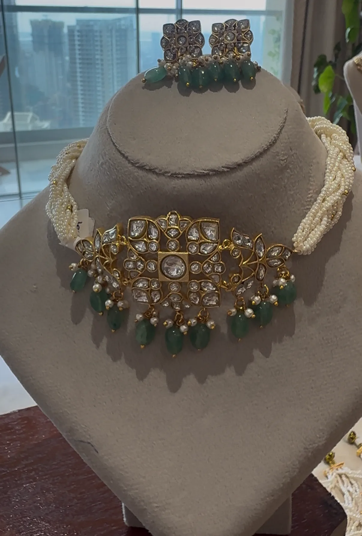 Tara Choker Set – worn close-up